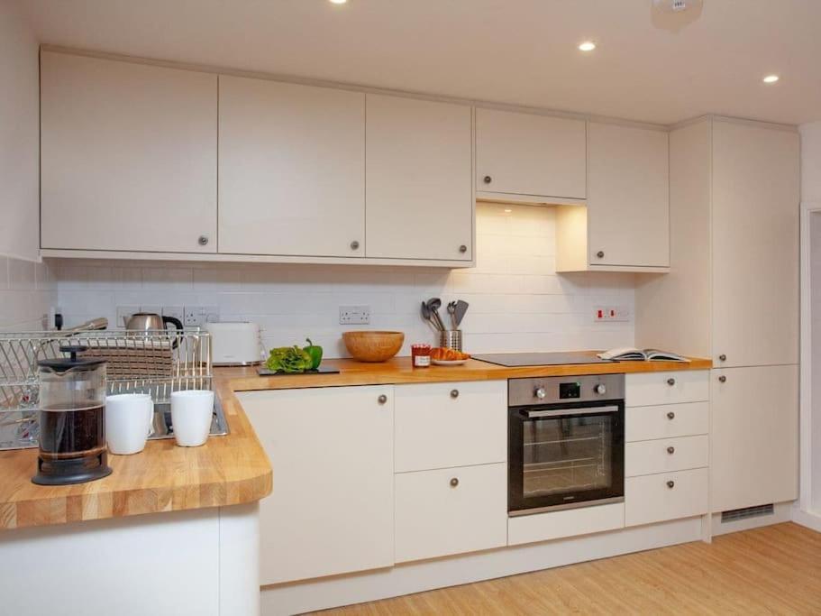 1 Perfectly Located Stylish, Comfortable Apartment Sidmouth Bagian luar foto