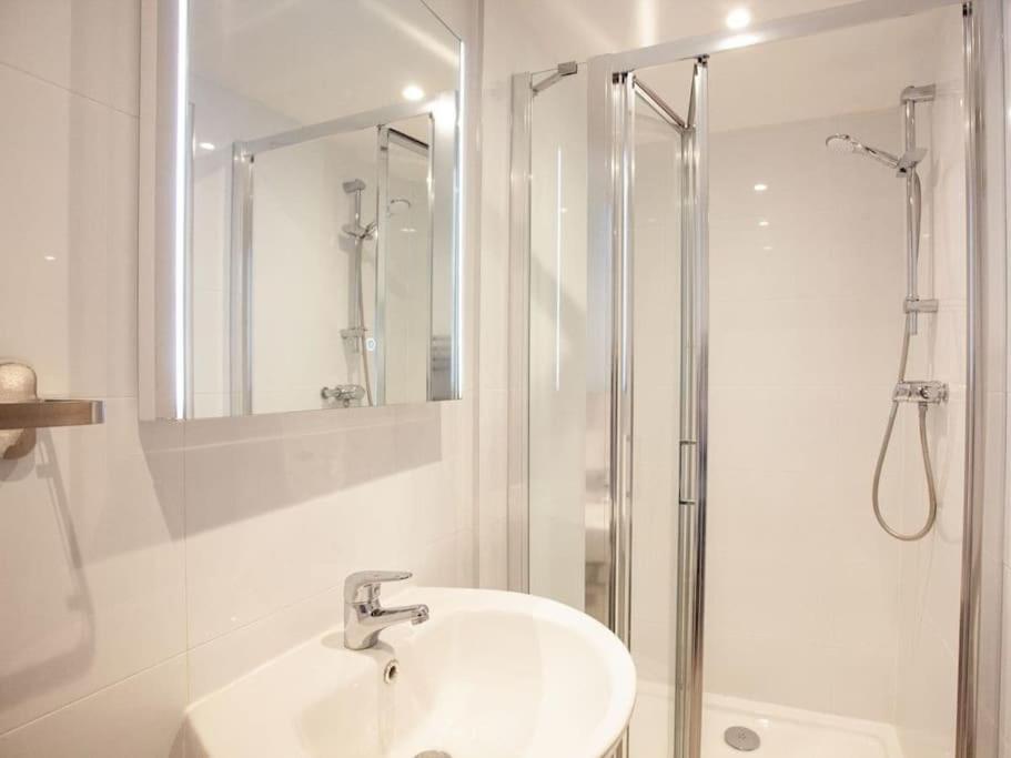1 Perfectly Located Stylish, Comfortable Apartment Sidmouth Bagian luar foto